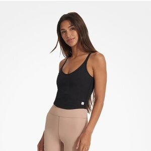 VUORI rib crop tank in black size medium check measurements shelf bra EUC